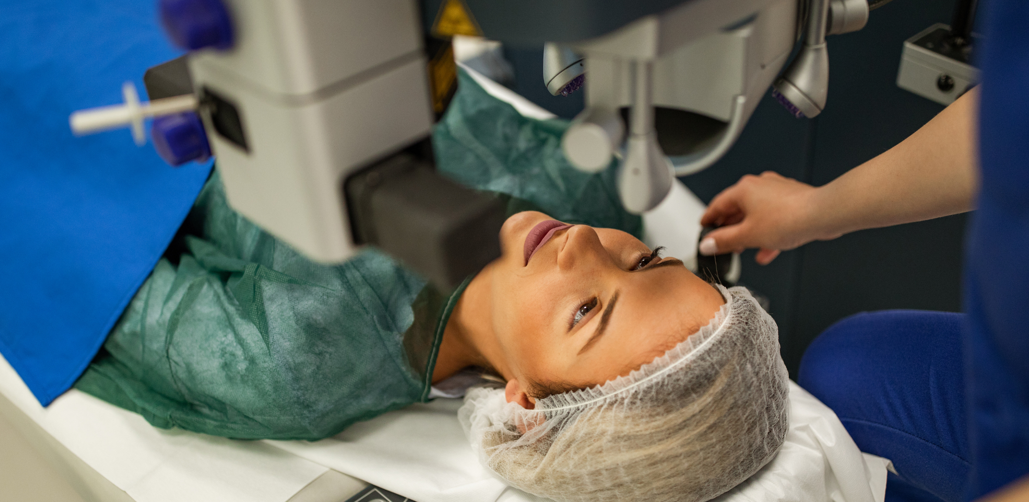 Persona que se está operando con cirugía láser llamada LASIK para corregir la miopía, la hipermetropía o el astigmatismo.