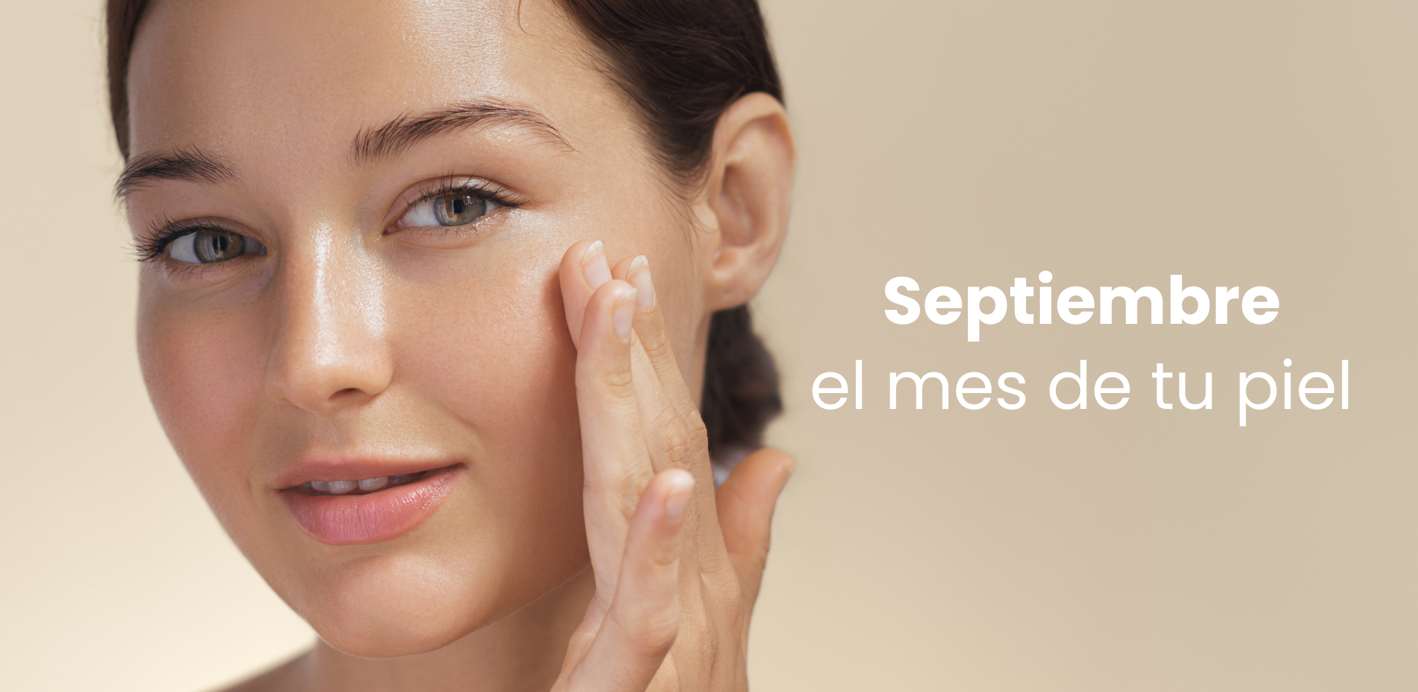 Mujer tocandose la piel mostrando el resultado del tratamiento para bolsas bajo los ojos